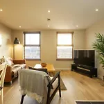 The Titanic -1Bd Trendy Ap -Gold Short Term Stays