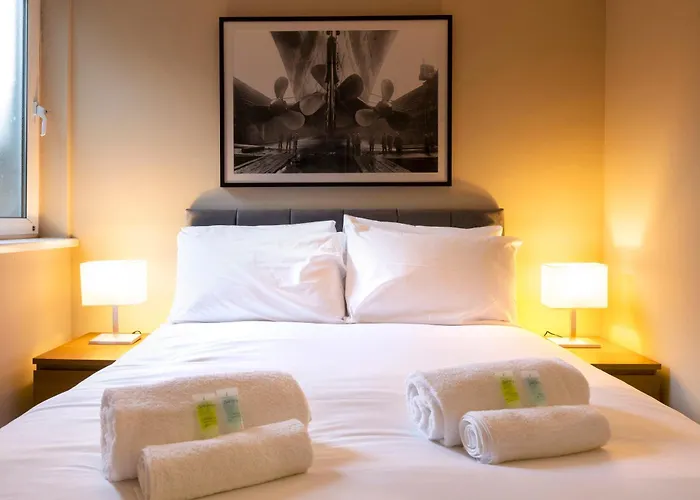 The Titanic -1Bd Trendy Ap -Gold Short Term Stays