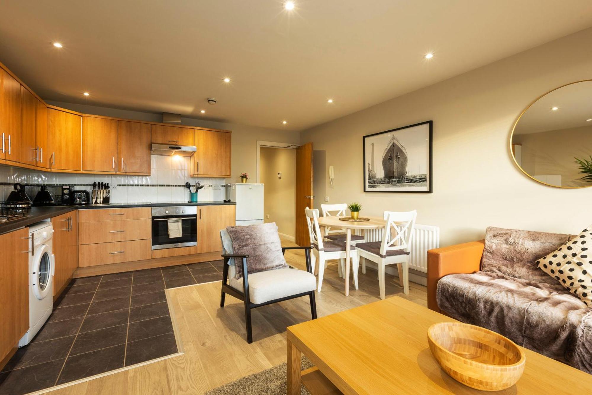 The Titanic -1bd Trendy Ap -gold Short Term Apartment